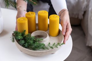 Pouze pár kousků opět skladem 😉 Svícen nebo taky podnos, který se v průběhu roku promění dle sezony. 💫 #adventnisvicen...