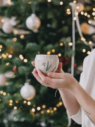 Ony ty rukodělné drobnosti s otisky rukou zkrátka dotváří atmosféru. Sálají teplem, laskavostí a něčím víc. 🥰💫 A stále je...