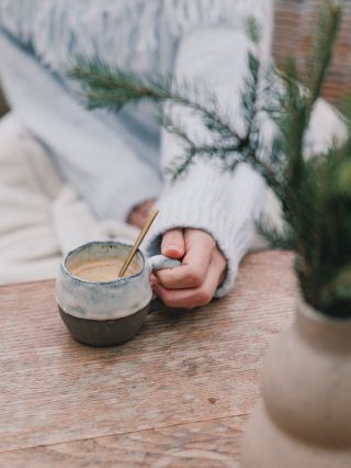 Tahle efektní kombinace modré glazury a tmavé kameniny ve formě ručně modelovaného hrníčku je prostě cool ❄️🤩 Pár kousků...